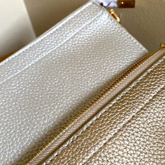 Ladies wristlet/crossbody  (new) Creamy Shimmer - Picture 1 of 5